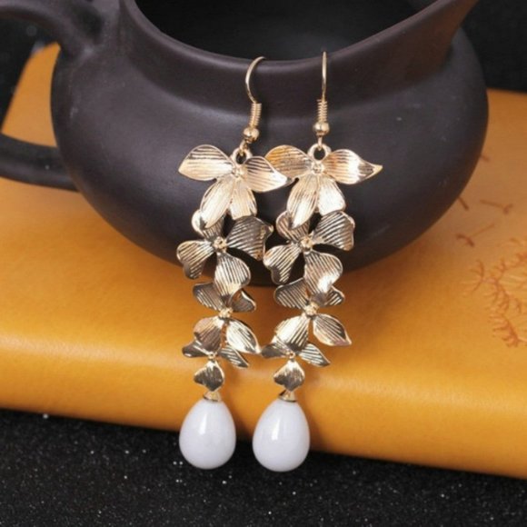 Flower Plastic Pearl Fringed Dangle Earrings - Picture 3 of 3